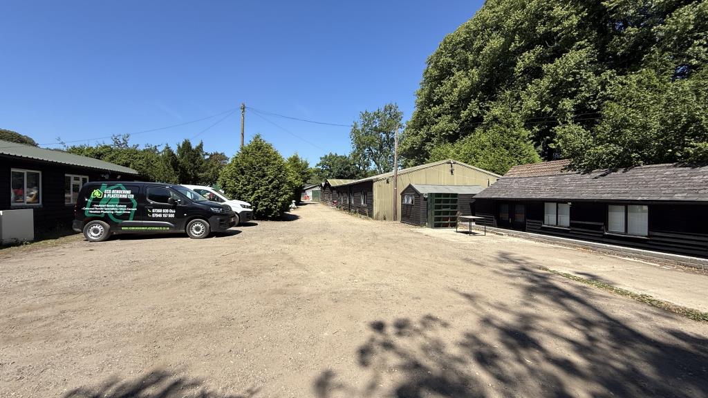 Lot: 42946 - RARE FREEHOLD OPPORTUNITY - A SUBSTANTIAL AND ESTABLISHED RESIDENTIAL, COMMERCIAL AND GRAZING LAND COMPLEX - Exterior image of commercial units